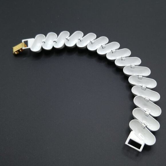 Vintage Napier White Enamel Link Bracelet, Stamped NAPIER Pat. 4.774.743 - Picture 3 of 5